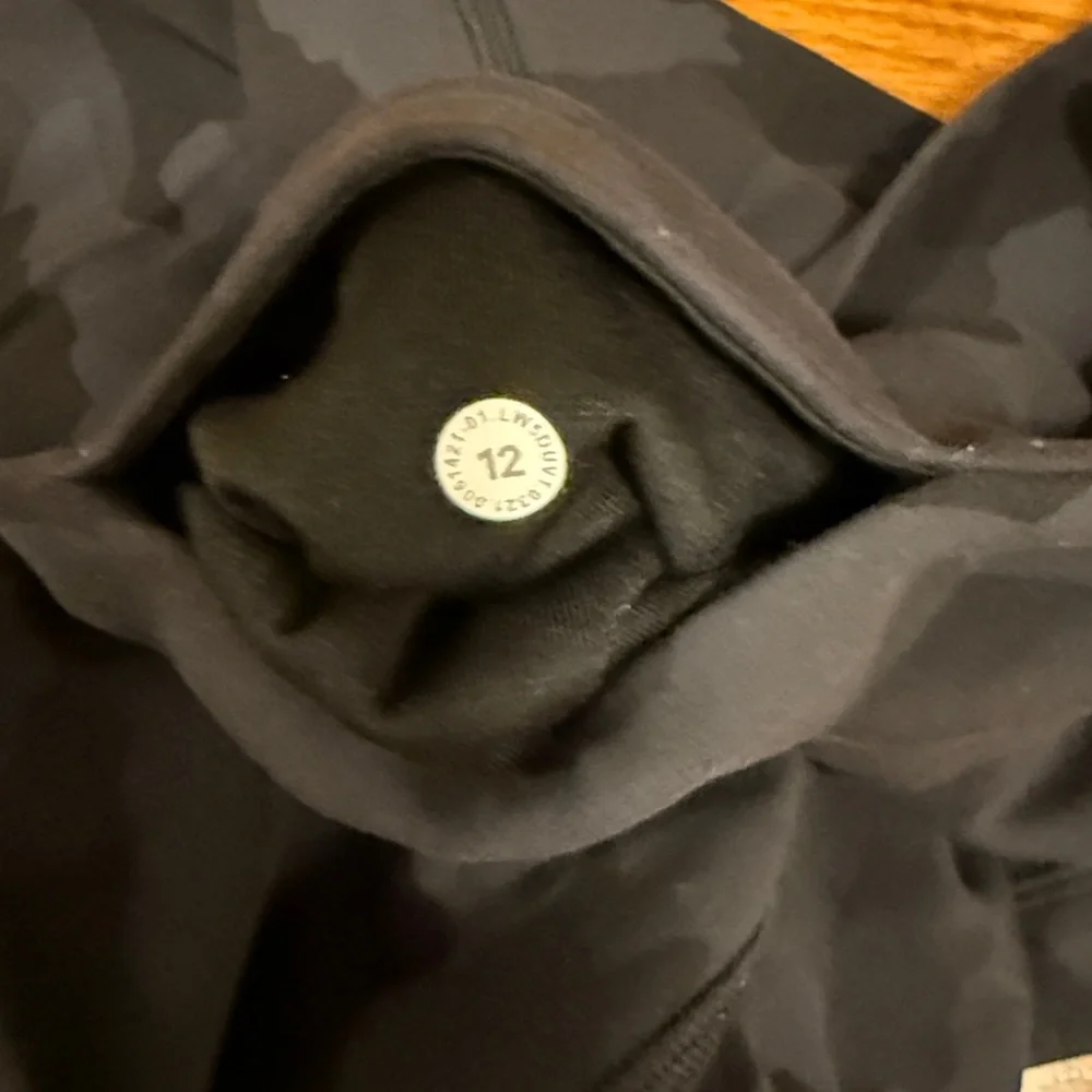 Lululemon Camo Black Leggings - 12 Tall - Picture 6 of 7
